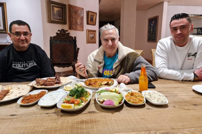 Mehmet ali Erbil, evinde dostlarına yemek verdi.