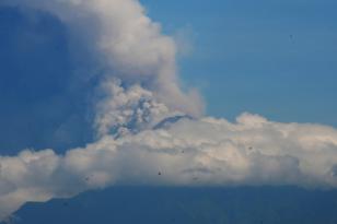 Endonezya’da Merapi Yanardağı’nda art arda patlama oldu