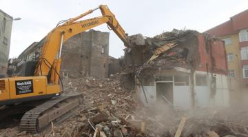 Erzurum’un Yakutiye ilçesinde, riskli 10 eski binada yıkım