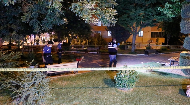 Parkta oturan aileye silahlı saldırı,1 ölü, 1 yaralı