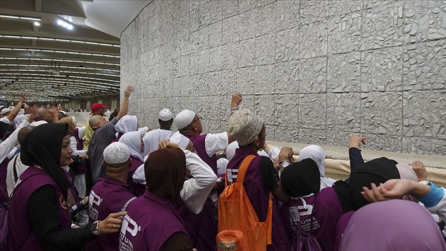 hacılar, “Akabe cemresi”ne 7 taş attı.