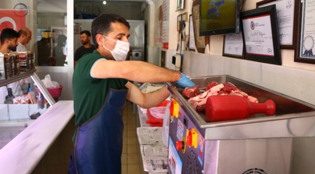 kasaplar, vatandaşların kıyma talebini için mesai harcıyor