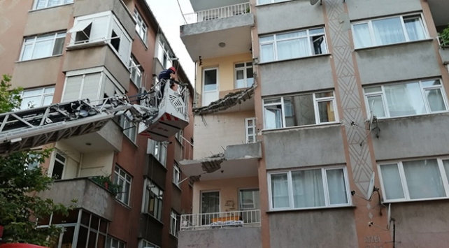 İstanbul Küçük çekmecede bir binanın balkonunun bir kısmı çöktü