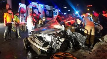 otomobilin üst geçide çarpması sonucu 1’i ağır 3 kişi yaralandı