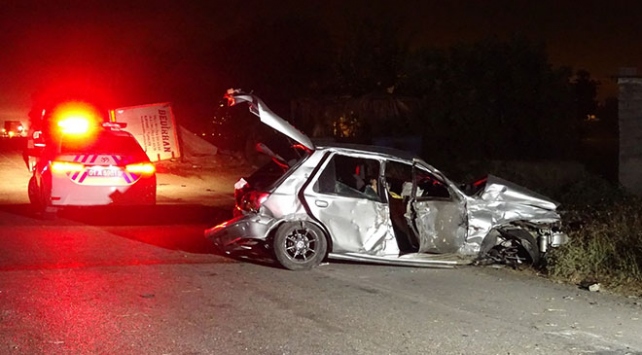 tır otomobille çarpıştı: 1 ölü, 2 yaralı