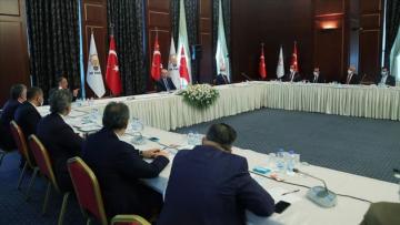 Cumhurbaşkanı Erdoğan, AK Parti’ye katılan belediye başkanları ile görüştü