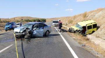 Yozgat’ta otomobille taksi çarpıştı: 2 ölü, 1 yaralı