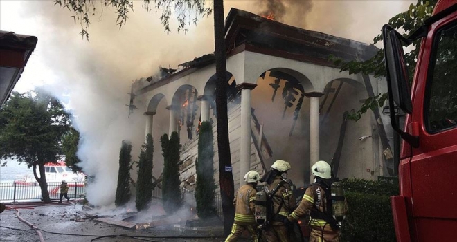 TARİHİ VANİKÖY CAMİİNDE YANGIN!