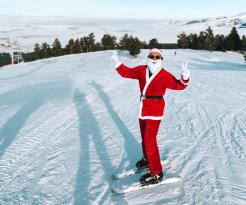 Ozan Aras Noel Baba olarak pistlerde!