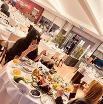 Ünlü iş kadını Sevim Aydın ile Diva Bülent Ersoy, Mandarin Hotel’de iftarda buluştu.